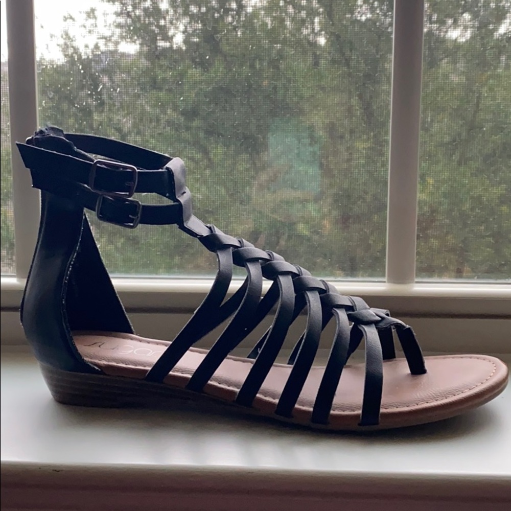 black strappy summer sandals